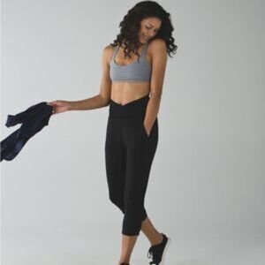 Lululemon Sunset Salutation Cropped leggings loose fit  ruched pockets Black 4